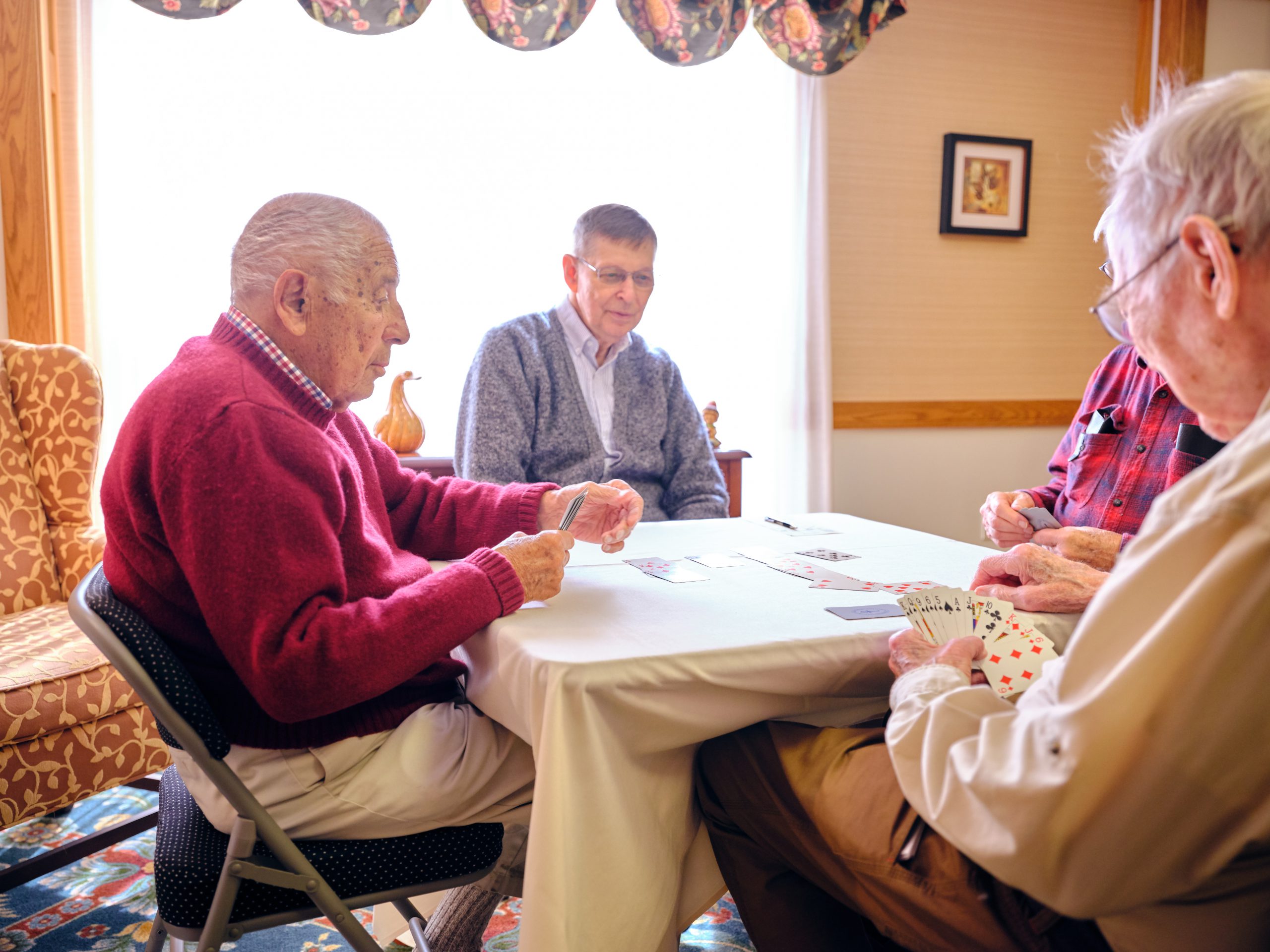Hawthorne Ridge residents playing cards