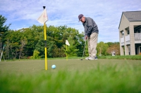 Glen Eddy resident golfing