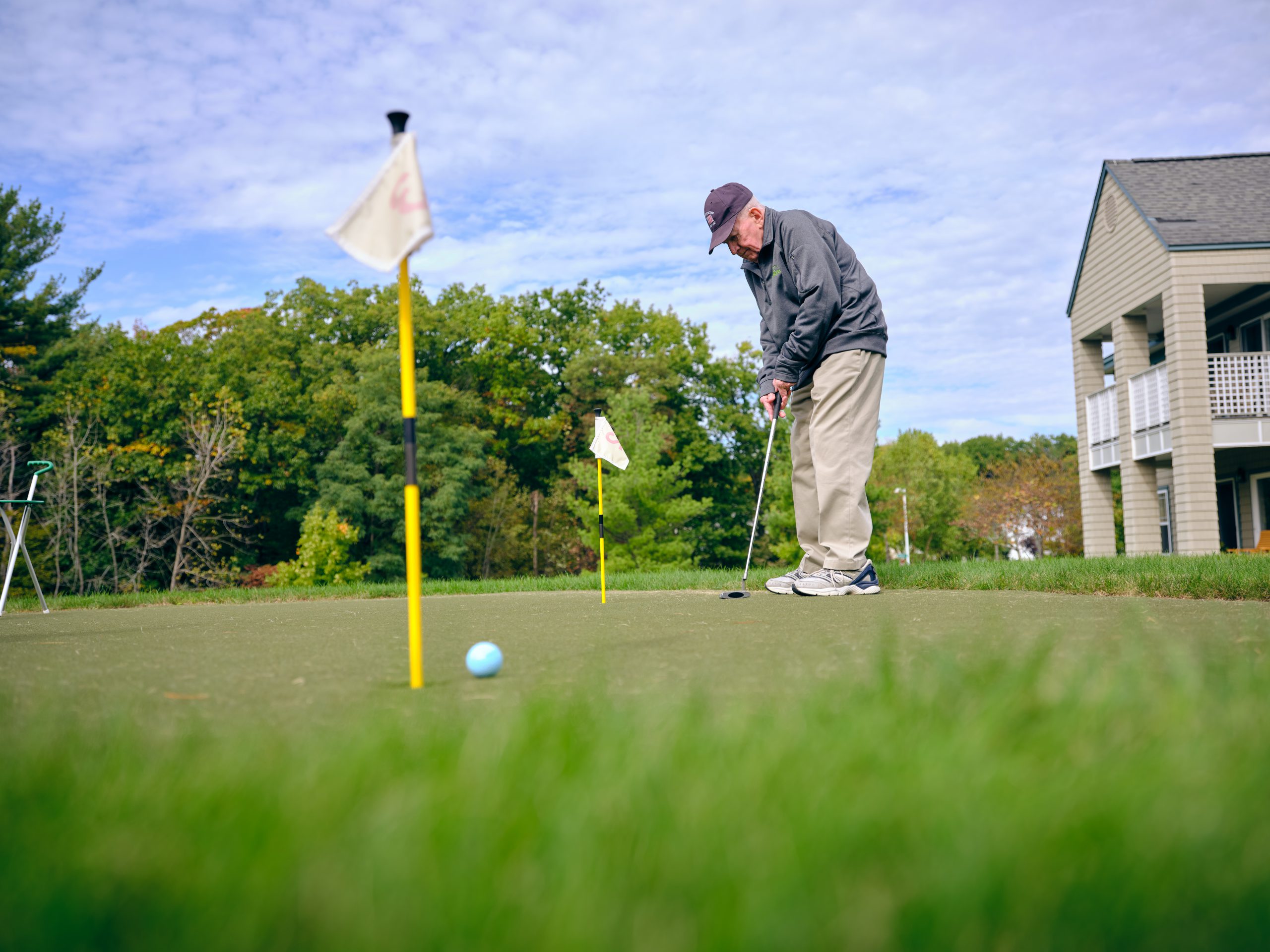 Glen Eddy resident golfing