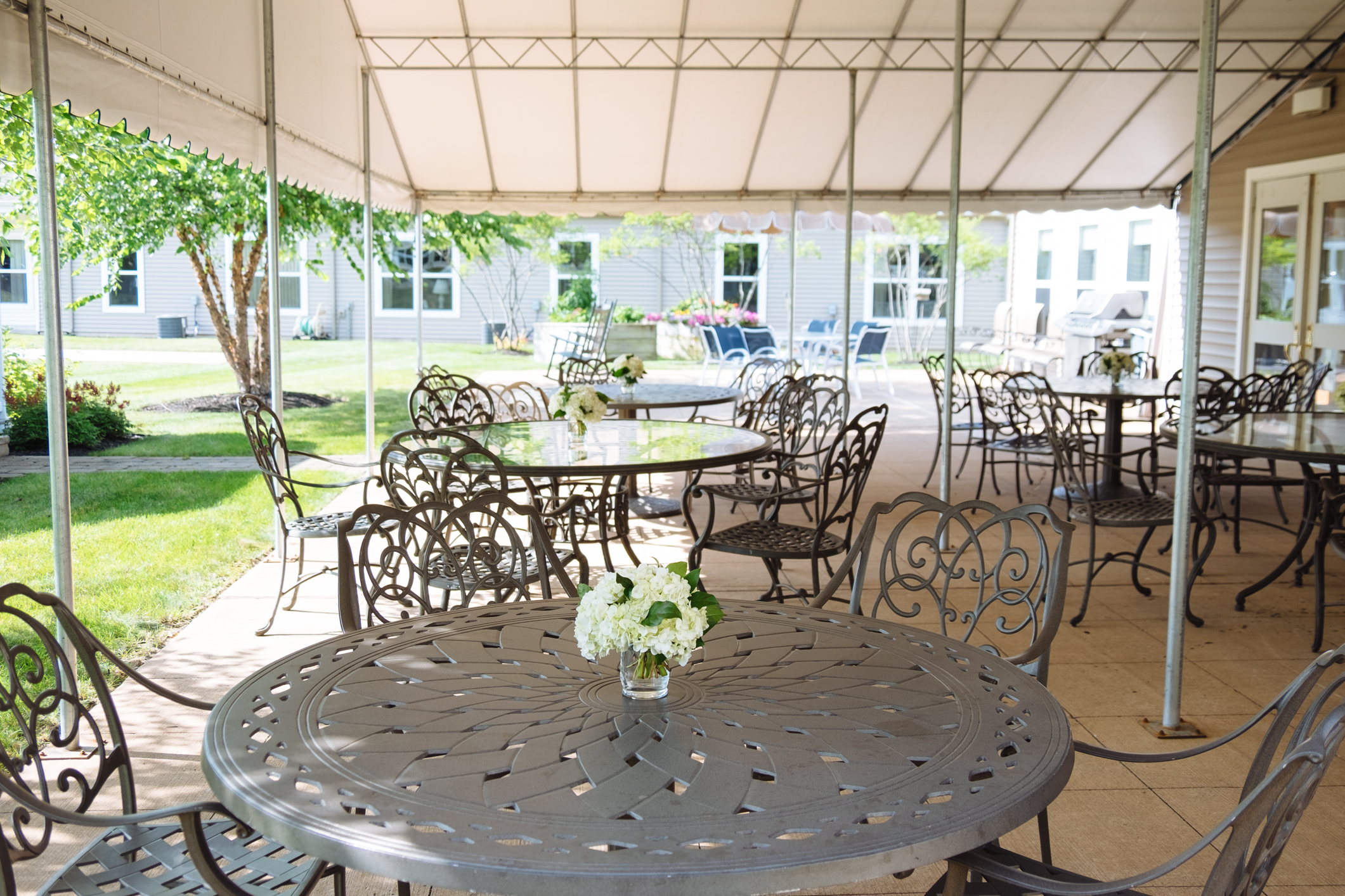 Hawthorne Ridge outside dining and seating area