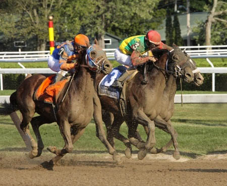 horses racing at the Saratoga Race Track